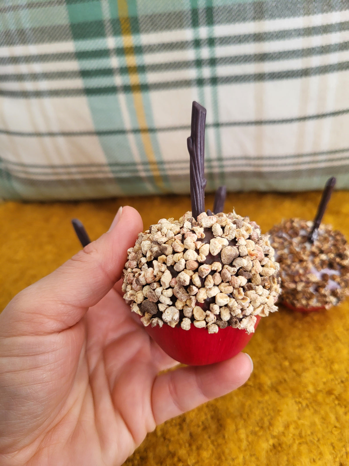 Pip Posh Design Faux Sweet Décor Chocolate &amp; Vanilla Dipped Nutty Candy Apples Set Of 4 Fall Collection