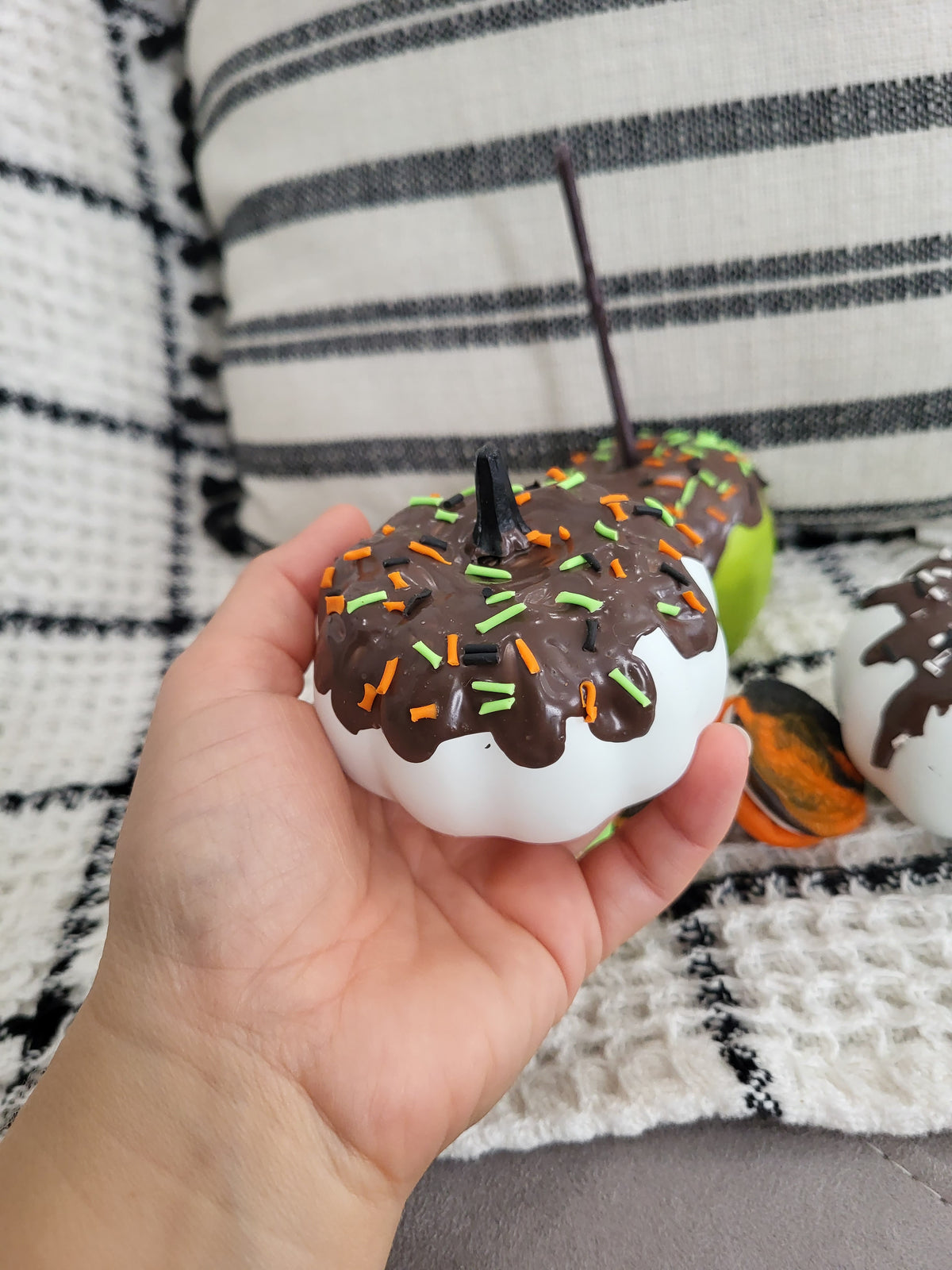 Pip Posh Design Faux Sweet Décor Mini Apple &amp; Pumpkin Donuts Oreo Cookie Bundle Sweet Halloween Collection