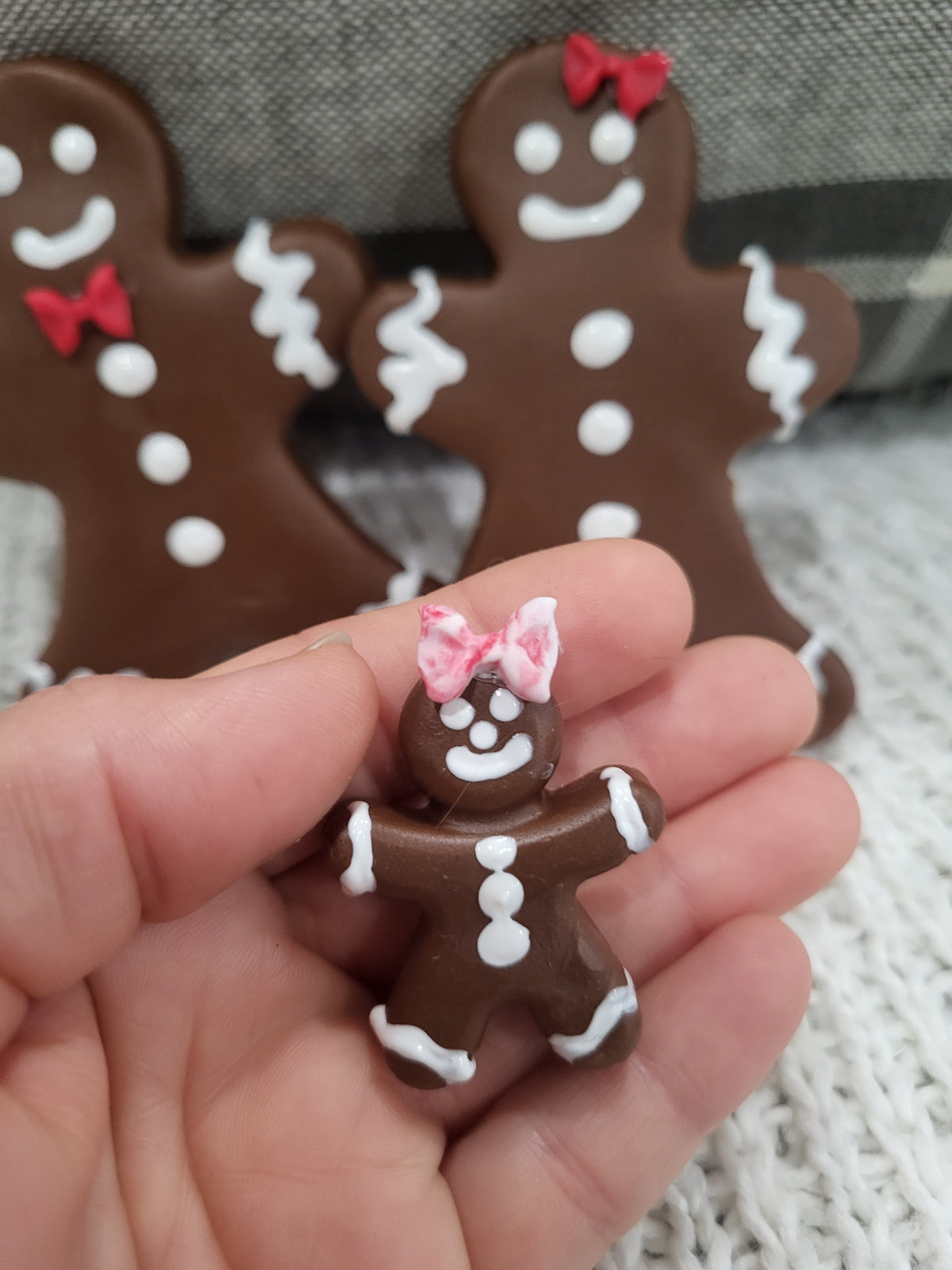 Pip Posh Design Faux Sweet Décor Gingerbread Cookie Red Bow Family Holiday Bakery Collection