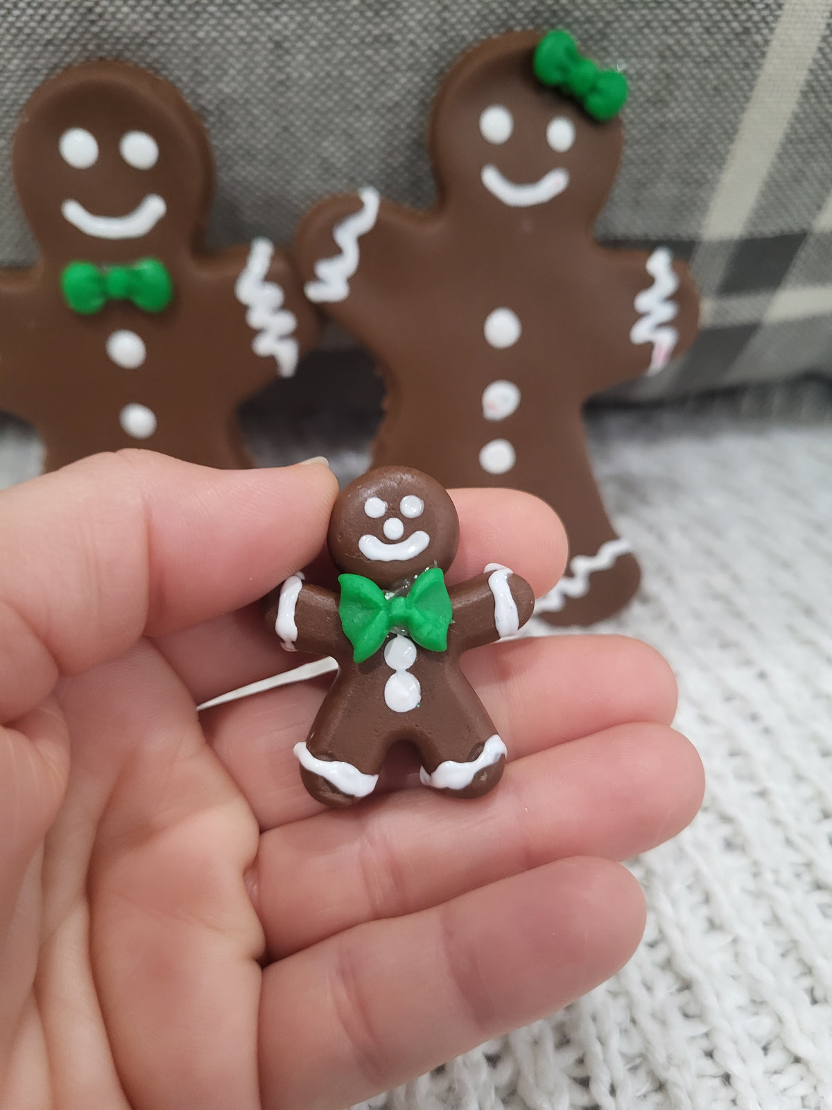 Pip Posh Design Faux Sweet Décor Gingerbread Cookie Green Bow Family Holiday Bakery Collection