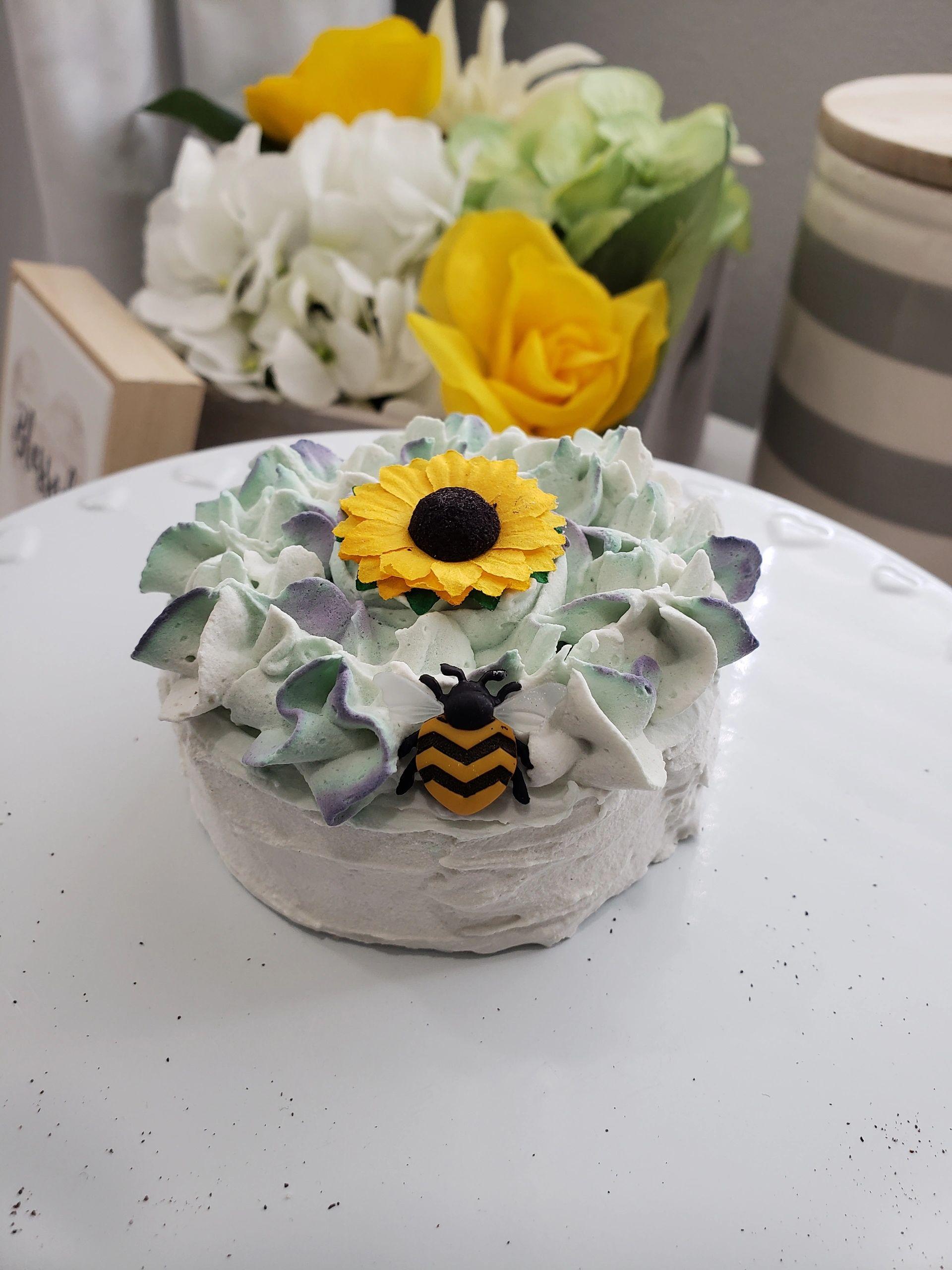 Pip Posh Design Faux Sweet Décor Mini Sunflower Bee Cake