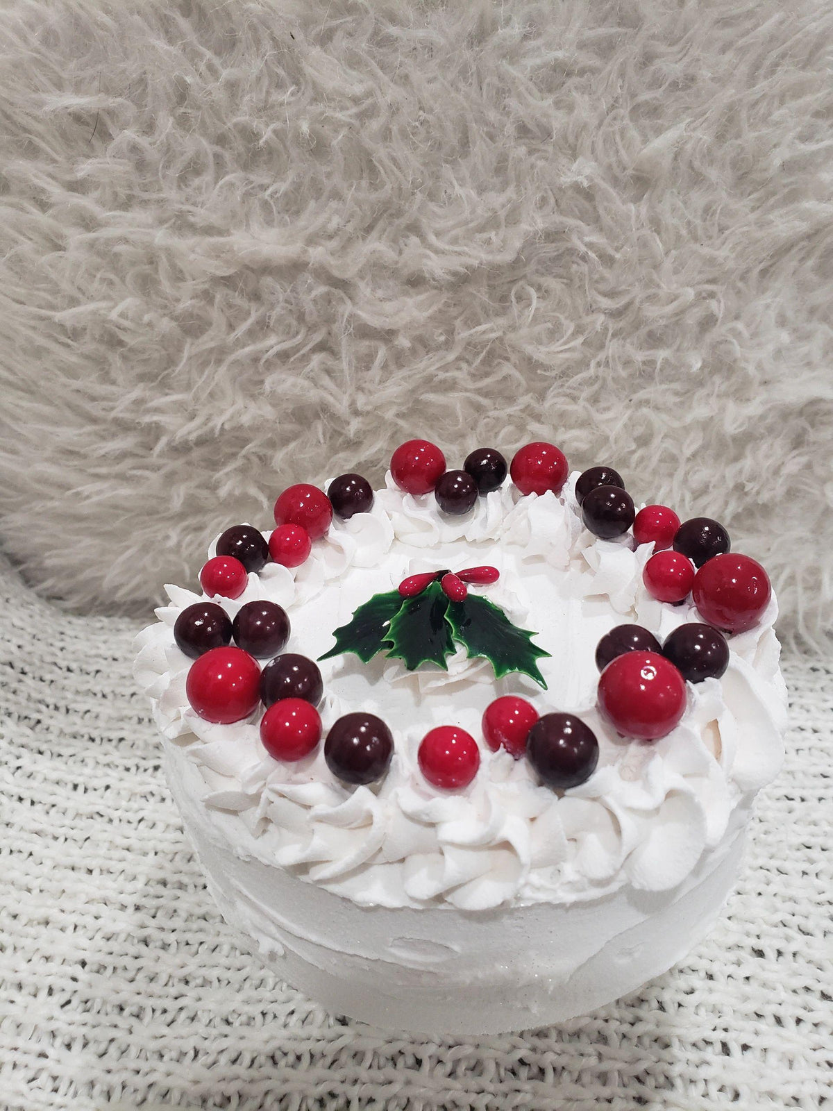 Pip Posh Design Faux Sweet Décor Mistletoe Berry Holiday Cake Collection