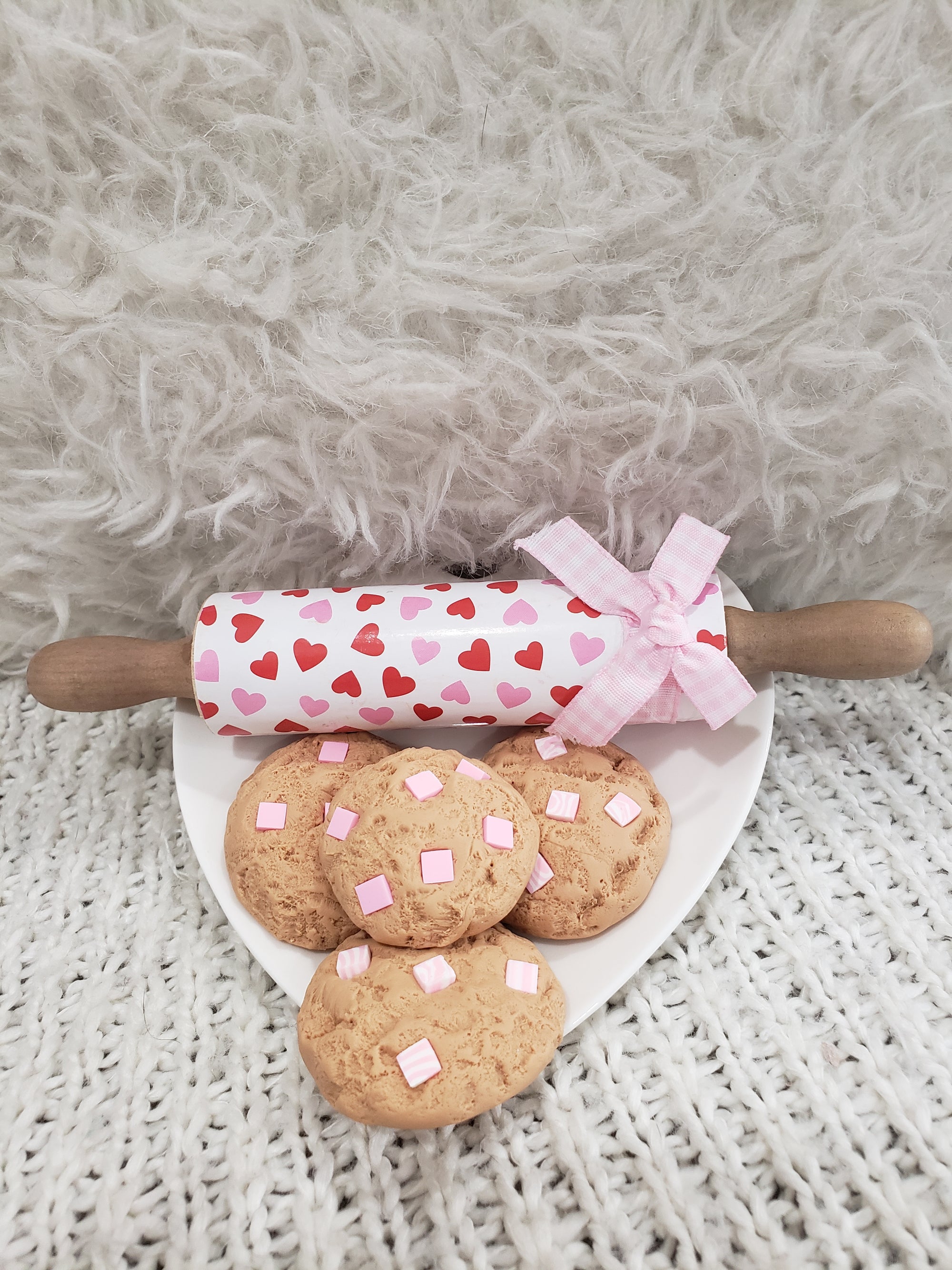 Pip Posh Design Faux Sweet Décor Hearts Mini Rolling Pin & Pink Swirl Chip Cookies Bundle