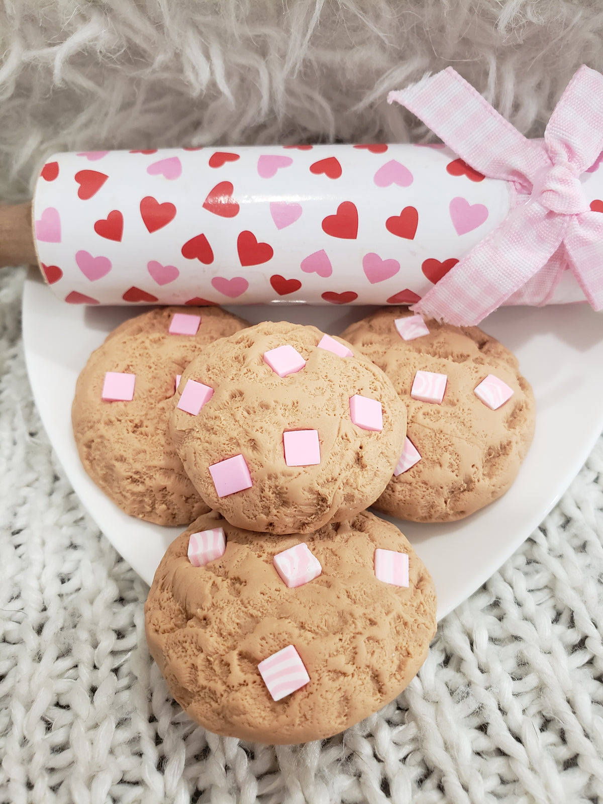 Pip Posh Design Faux Sweet Décor Hearts Mini Rolling Pin &amp; Pink Swirl Chip Cookies Bundle