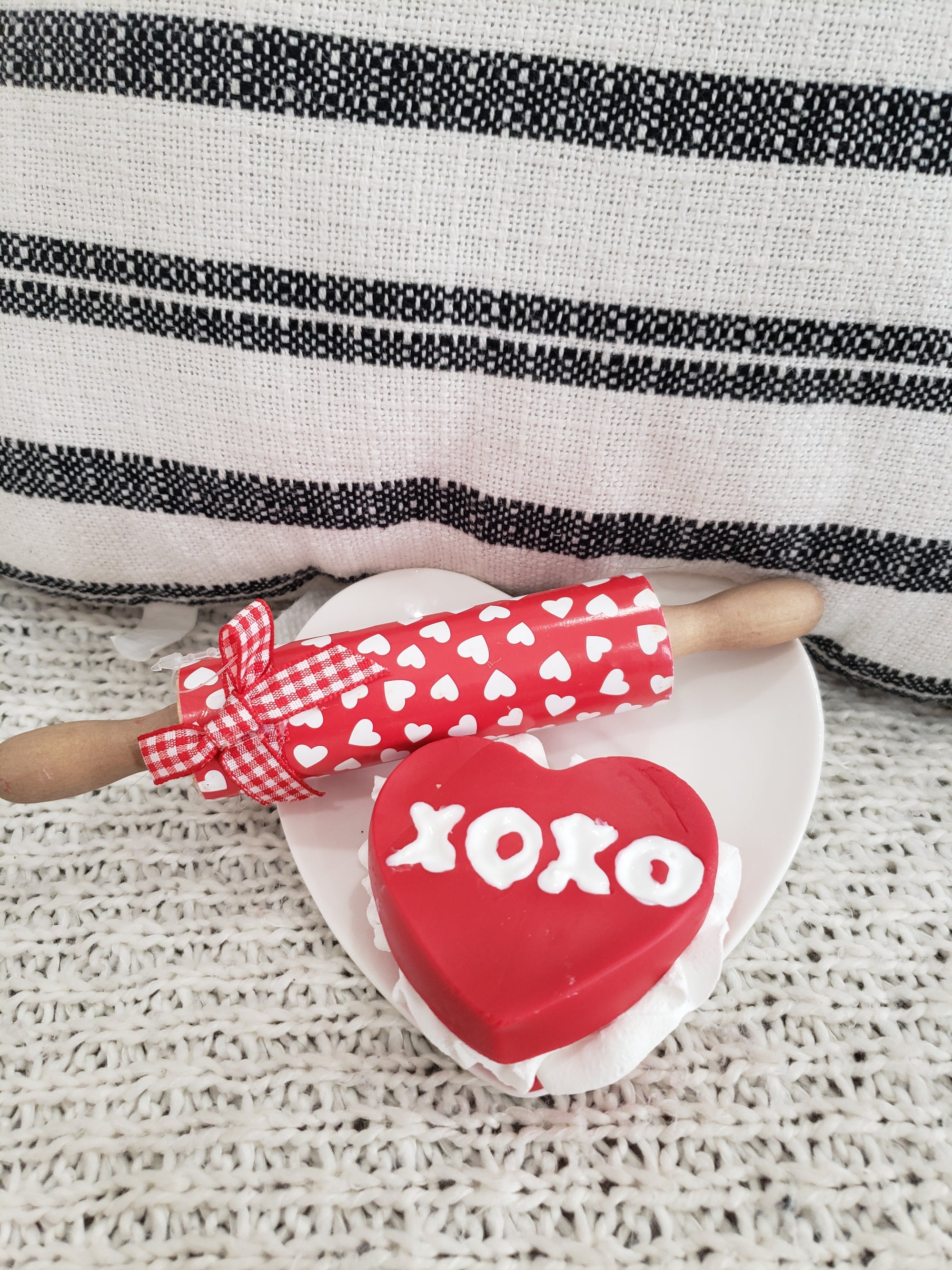 Pip Posh Design Faux Sweet Décor Mini "XOXO" Whipped Red Heart Cookie & Mini Hearts Rolling Pin Bundle