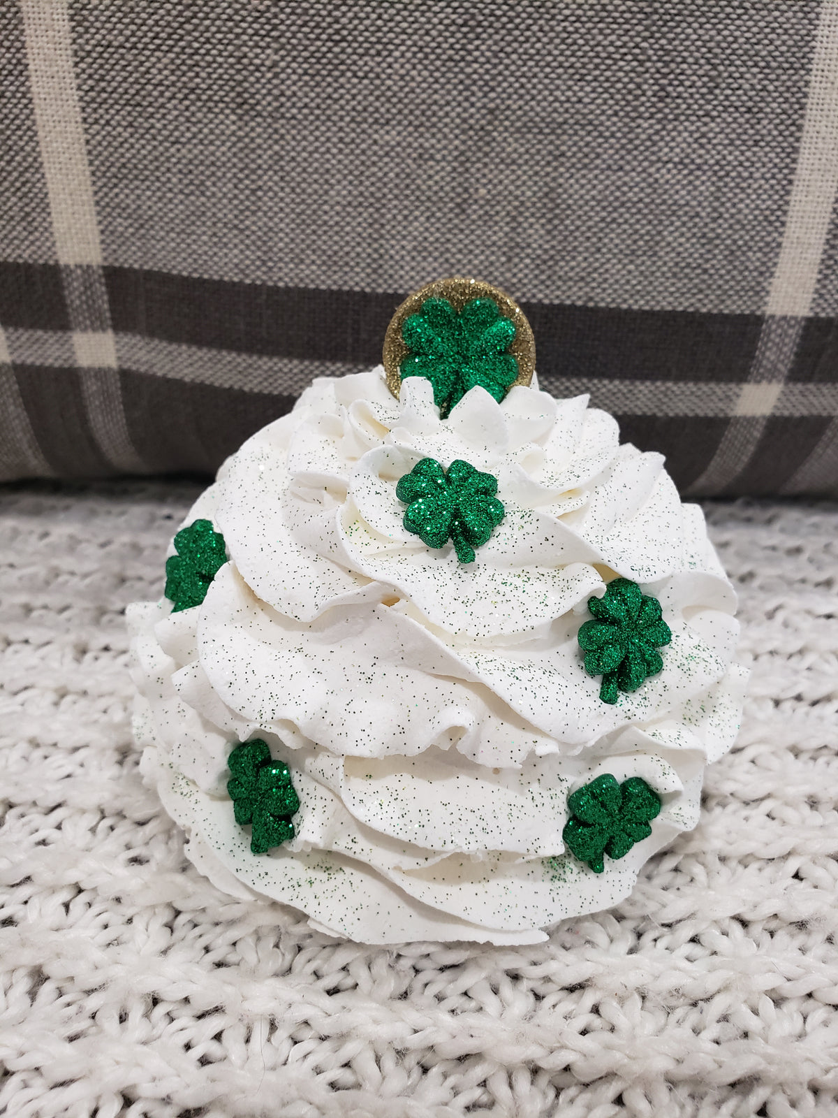 Pip Posh Design Faux Sweet Décor White Whipped Shamrocks &amp; Gold Coin Mug Topper